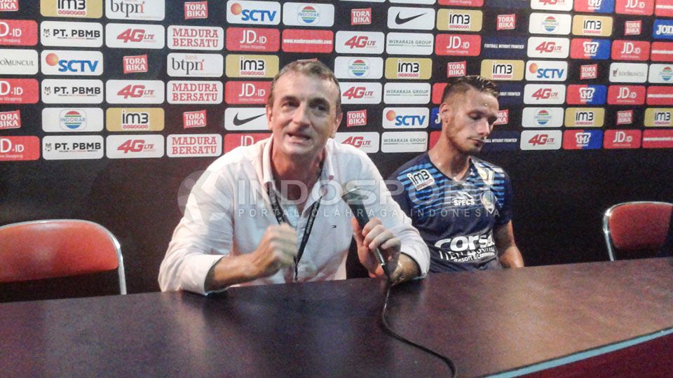 Pelatih Arema Cronus, Milomir Seslija dalam jumpa pers setelah pertandingan. Copyright: © Ian Setiawan/INDOSPORT